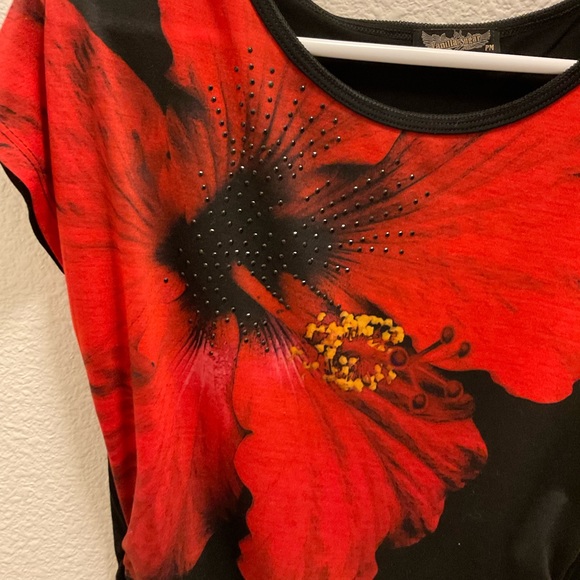 Red hibiscus flower top.Petite medium. - Picture 2 of 6